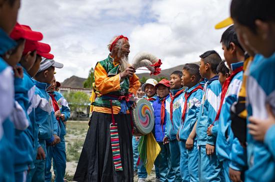 　　↑2020年7月2日，国家级非物质文化遗产项目“久河卓舞”传承人尼玛在西藏山南市琼结县下水乡小学进行教学表演。