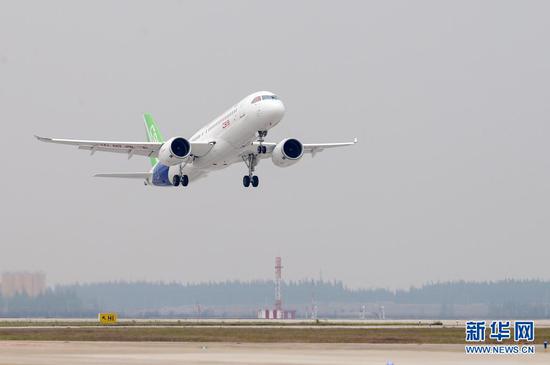 2017年5月5日，国产大型客机C919在上海浦东国际机场首飞成功。新华社记者 丁汀 摄