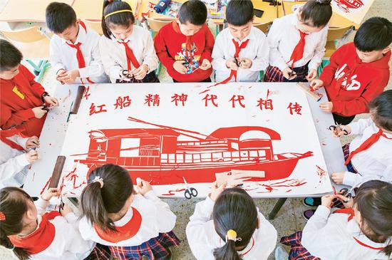 图为内蒙古呼和浩特市恒昌店巷小学开展“红船精神代代相传”主题教育活动,通过制作红船剪纸作品、讲述红船故事等丰富多彩的形式,教育孩子们知史爱党、知史爱国。 人民图片 丁根厚/摄