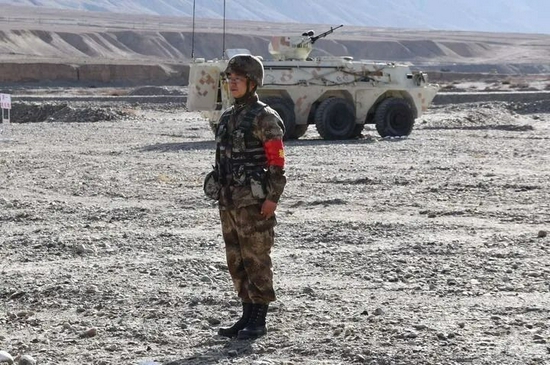 陈红军在组织装甲车训练（资料照片）。新华社发（李俊磊 摄）