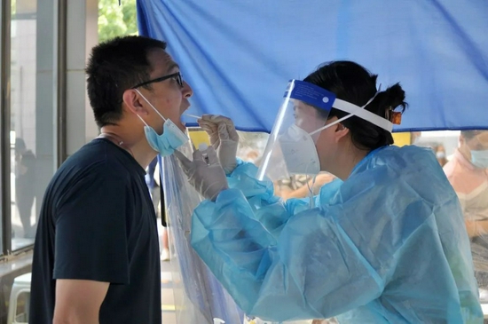  7月21日，市民在南京江北新区做核酸检测