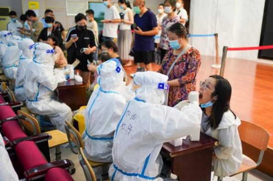 7月25日，市民在南京市建邺区兴隆街道香山路社区核酸检测点接受核酸检测取样。 新华社记者李博 摄