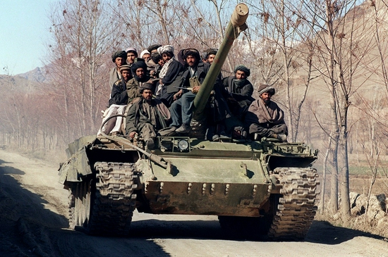 塔利班士兵坐在苏联T54坦克上前往喀布尔