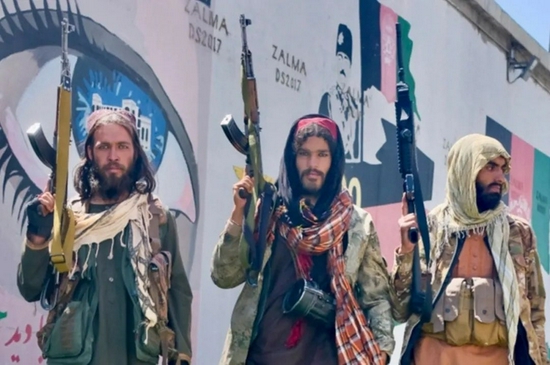 全副武装的塔利班成员。图/阿里·拉特菲