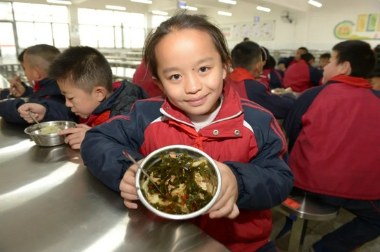 小学生在食堂展示营养午餐 杨楹 摄
