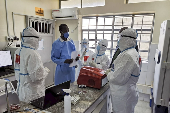 在南苏丹首都朱巴的一处新冠病毒检测机构，中国抗疫医疗专家组成员与南一线医护人员交流（2020年8月21日摄）。新华社发（中国驻南苏丹大使馆供图）