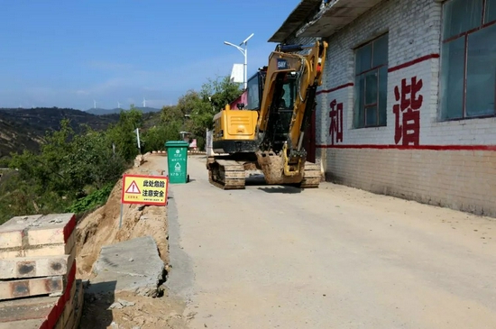  吕梁市后贺庄村道路出现滑坡，成了“危路”。