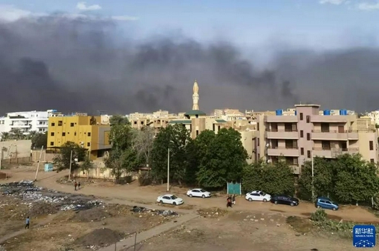 ·10月25日，苏丹喀土穆浓烟滚滚。图片来源：新华社。