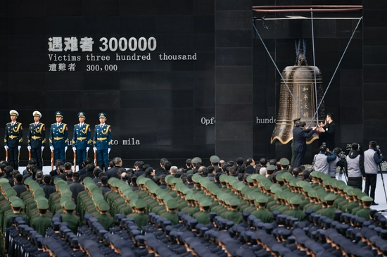 这是2017年12月13日拍摄的南京大屠杀死难者国家公祭仪式现场。新华社记者 李响 摄