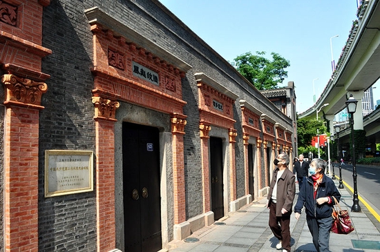 2021年5月5日，上海，市民和游客在“首部党章诞生地”中共二大会址纪念馆参观瞻仰。