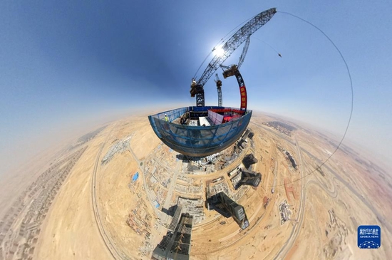 这是2021年6月17日在埃及开罗附近拍摄的埃及新行政首都中央商务区标志塔（全景相机拍摄）。埃及新行政首都中央商务区位于首都开罗以东约50公里处，由中国建筑股份有限公司埃及分公司承建。新华社记者 隋先凯 摄