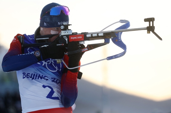 挪威选手获得冬季两项男子15公里集体出发金牌
