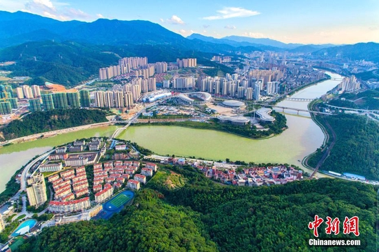 资料图:福建省三明市城区天蓝水清. 周志鸿 摄