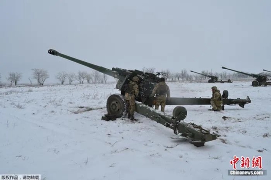  资料图：乌克兰军人在防空演习中使用榴弹炮。