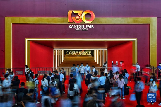 参展人员在第130届广交会现场（2021年10月15日摄）。新华社记者 刘大伟 摄
