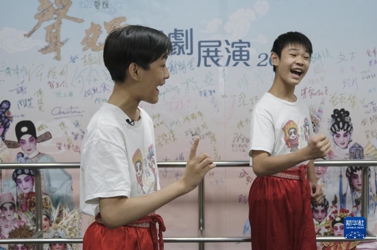 利文喆（左）和同门师弟钟天睿在排练室排练（5月29日摄）。 新华社记者 王申 摄