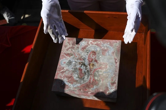 2018年9月3日，养心殿屋顶的宝匣是故宫第一个被发现的彩绘宝匣。