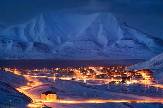 斯瓦尔巴群岛黄昏下的朗伊尔城.图源:vogue