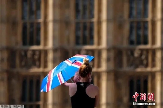  当地时间7月19日，英国部分地区气温高达40.2摄氏度，这是英国有记录以来第一次气温突破40摄氏度。