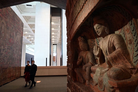 参观者在中国国家博物馆的“盛世修典——‘中国历代绘画大系’成果展”上观看等比例高保真数字化3D打印复制的云冈石窟第6窟南壁“文殊问疾”屋形龛（2022年9月29日摄）。新华社记者 金良快 摄