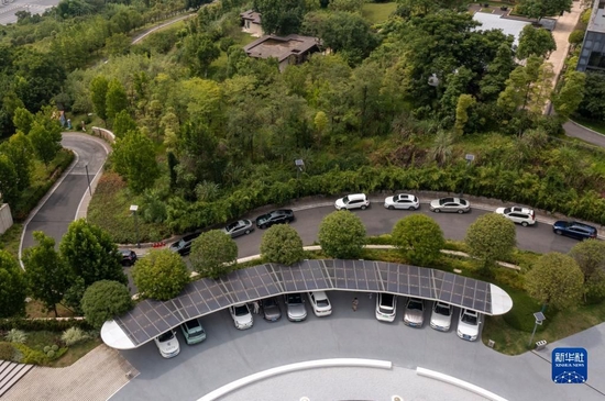 2022年6月16日拍摄的已建成投用的重庆首座光伏充电发用一体充电站（无人机照片）。新华社记者 刘潺 摄