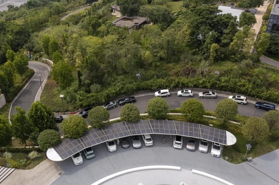 2022年6月16日拍摄的已建成投用的重庆首座光伏充电发用一体充电站(无人机照片)。新华社记者 刘潺 摄