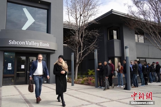 当地时刻3月13日，客户在好意思国加州圣克拉拉市硅谷银行总部门前列队等候办理业务。中新社记者 刘关关 摄