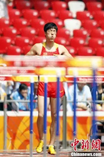  资料图：刘翔因腿伤遗憾退出比赛。中新社发 盛佳鹏 摄