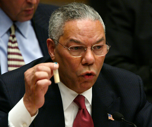 △当地时间2003年2月5日，鲍威尔在纽约向联合国安理会发表演讲时，手里拿着一个装有白色物质的小瓶