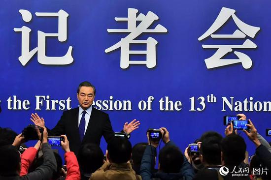 两会闭幕式:全国两会正式闭幕 这十大难忘瞬间值得你收藏(图) 2018年两会,人大新闻中心和政协新闻中心举行了17场记者会。这是3月8日外交部部长王毅就“中国外交政策和对外关系”回答中外记者提问。