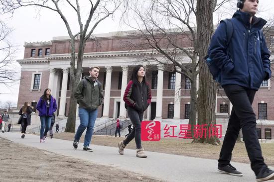 ▲走在哈佛校园里的学生们 图据华尔街日报