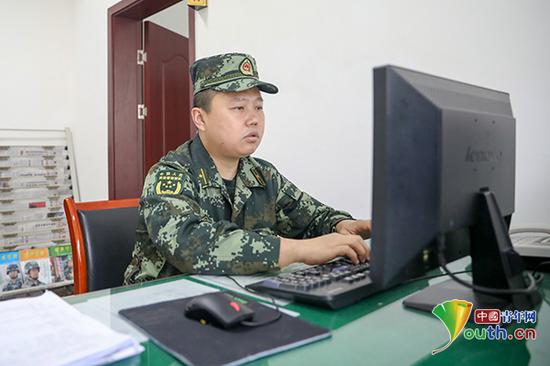 武警重庆总队机动支队纪检监察科长李彦坤--到达茂县后,他与战友第一