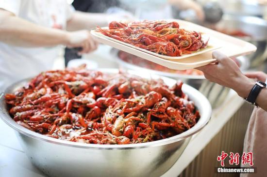 资料图:红彤彤的龙虾。泱波 摄