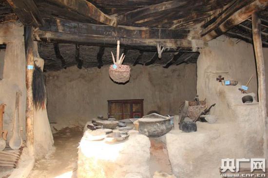 五年前村民们还是住在这样的土房里