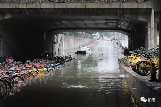 北京暴雨图片:北京暴雨“阵势”有多大?看看这些照片就能感受到