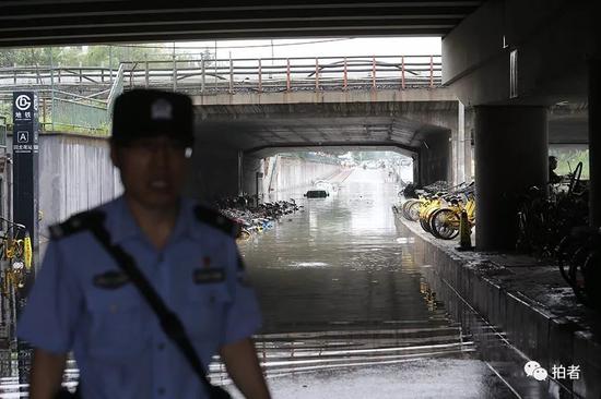 北京暴雨图片:北京暴雨“阵势”有多大?看看这些照片就能感受到