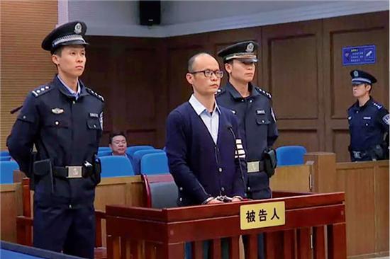 涉黑团伙“纵横江湖”18年:老大和副市长是亲兄弟 2017年11月8日,湖州市中级人民法院公开宣判陈才杰受贿案。图/浙江省纪委