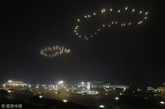 伦敦奥运会烟花 北京时间2008年8月8日晚,天安门广场上方的脚印形状烟花。图片来自视觉中国