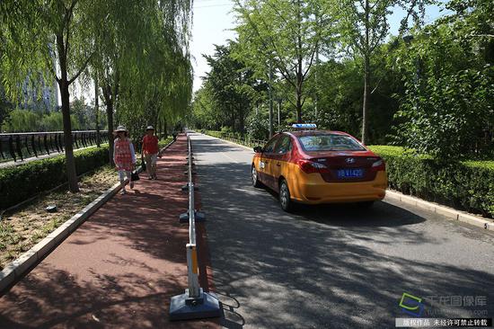 北京市西城区莲花河西侧路背街小巷环境整治提升后,道路实行人车分流