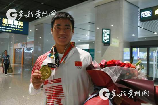 拉横幅送鲜花贵州亚运健儿赵长虹载誉而归