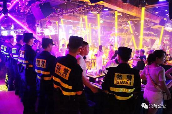 男子携带匕首和钢珠出门 迎面撞上警察