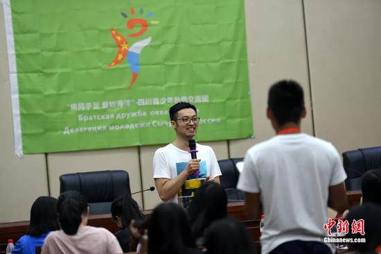  培训课上，老师正在对学生进行抽问，检验知识掌握情况。张浪 摄