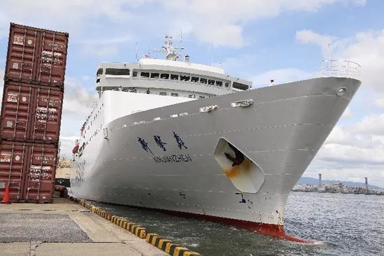 9月11日,在日本大阪,"新鉴真"号渡轮起航.(新华社记者杜潇逸摄)