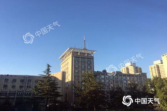 今晨，北京天空继续保持“高颜值”。