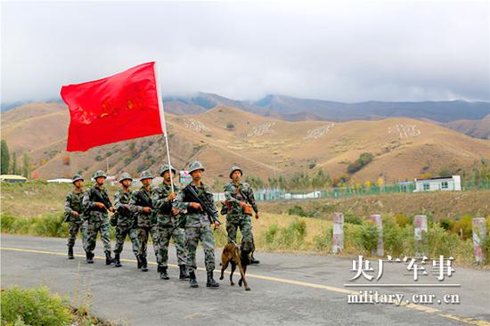  中秋节当天，官兵们仍像以往一样出去巡逻。李建峰摄
