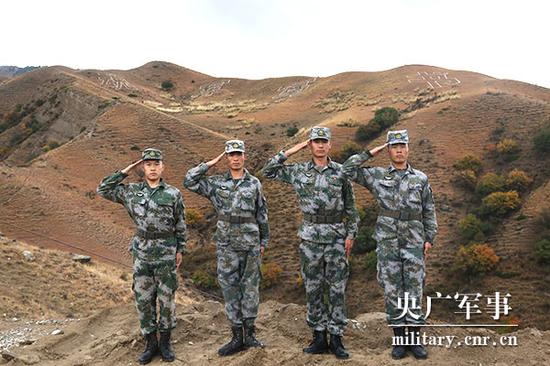 四名官兵在大山前合影。李建峰摄