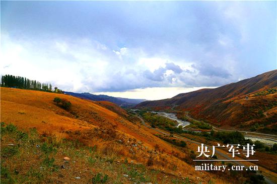 中哈两国的界河——霍尔果斯河。李建峰摄