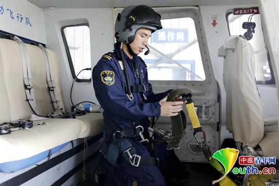 蒋小华在救助直升机上。中国青年网见习记者李慧慧 摄