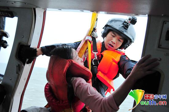 2017年7月21日，蒋小华在海上救起一名女子。飞行队供图