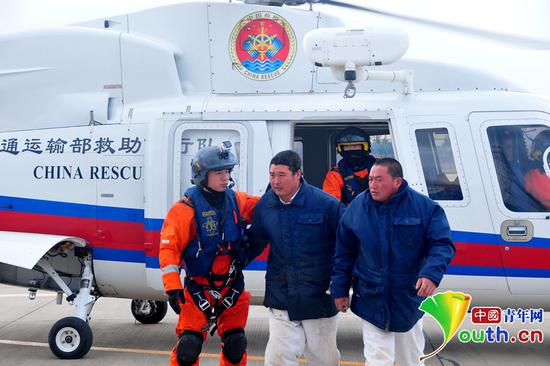 蒋小华成功救助两名男子。飞行队供图